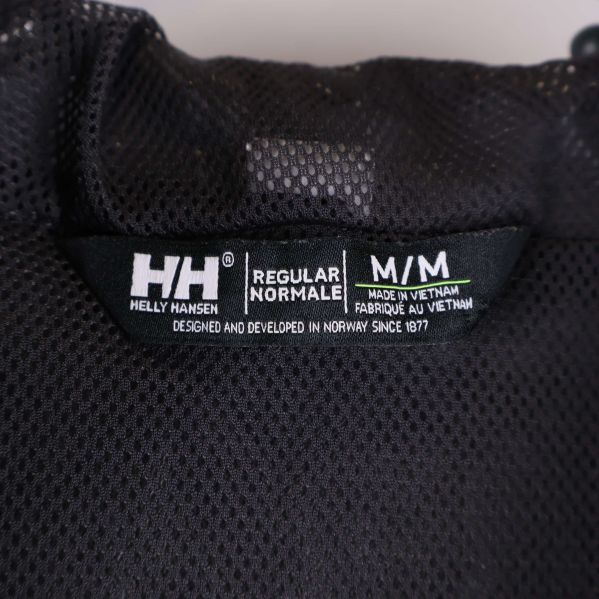 Jackans inre etikett med storlek och varumärke Helly Hansen