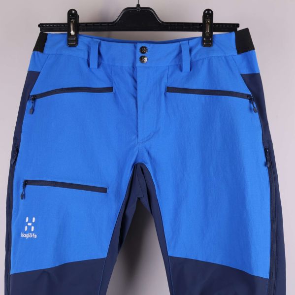 Närbild på midjan och fickorna på funktionsbyxor