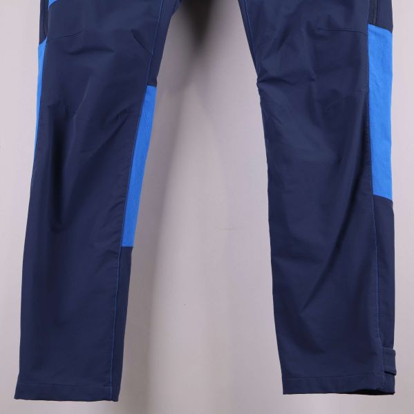 Nederdelen av byxan i mörkblått tyg