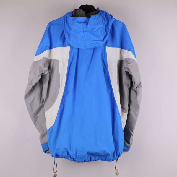 Baksida av blå och grå jacka med huva