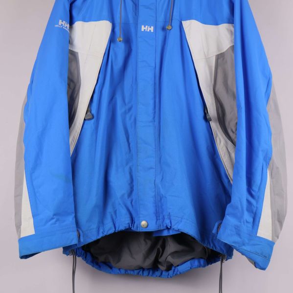 Jackans nederdel och framfickor visas i närbild