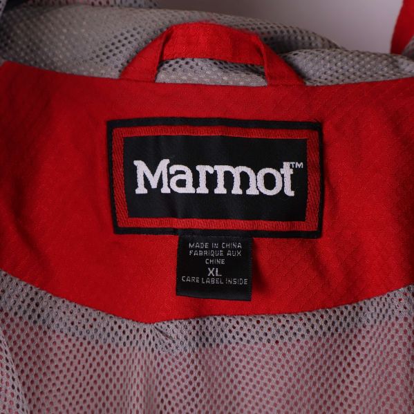 Närbild på Marmot-logga och etikett med storleken XL