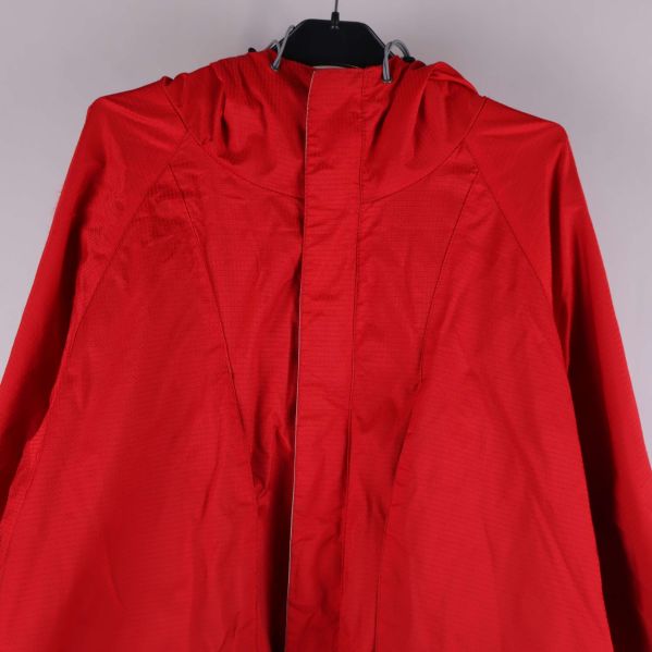 Detaljerad sömnad och huva upptill på röd jacka