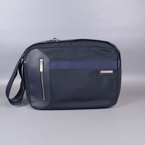 Framsida av mörk axelremsväska med detaljer