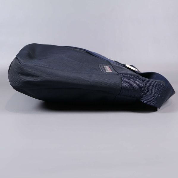 Axelremsväska sedd från sidan i profil