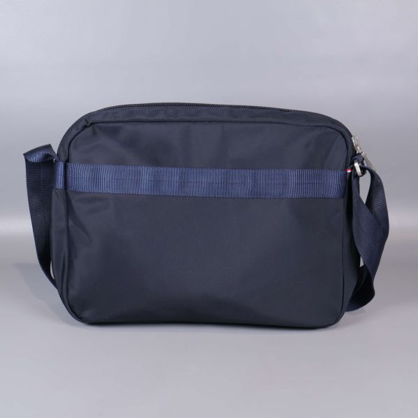 Baksida av axelremsväska i mörk färg