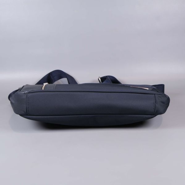 Undersida av mörk axelremsväska