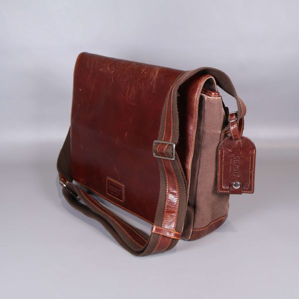 Brun messenger bag i läder och canvas med axelrem