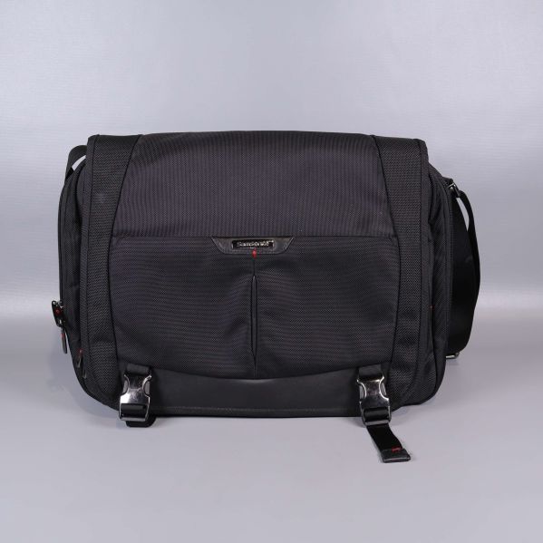 Väskans framsida med metallspännen och ficka