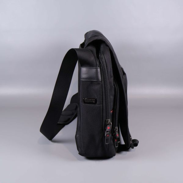 Väskans andra sida med etikett och dragkedjor