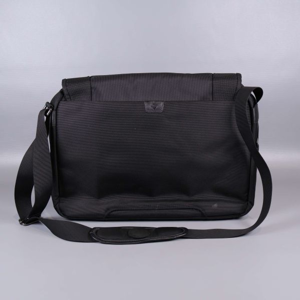 Väskans baksida i helsvart material