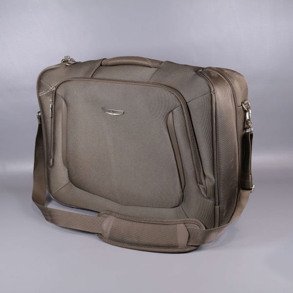 Brun portfölj med axelrem och rundade hörn