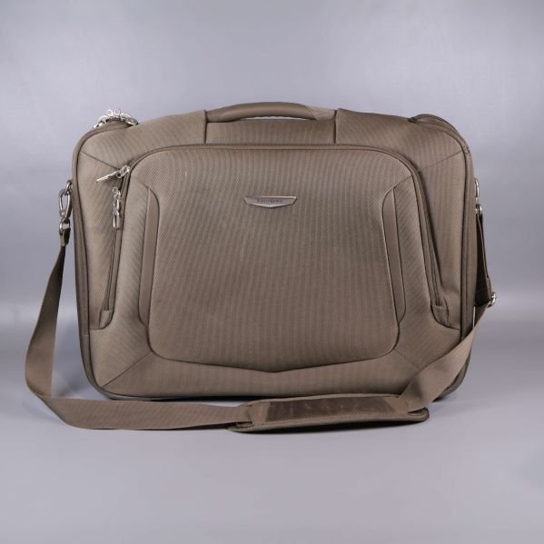 Framsida av portfölj med ytterficka och dragkedja