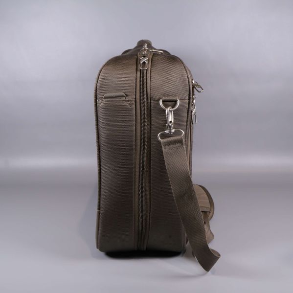 Sidovy av portfölj visar dragkedja och rem