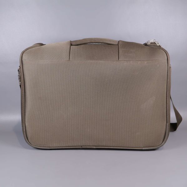 Baksidan av portfölj i slittåligt tygmaterial