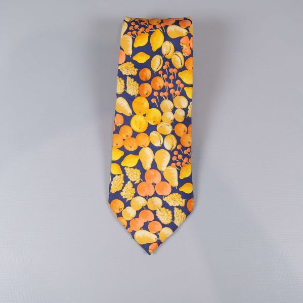Slips med orange och gula frukter på blå bakgrund