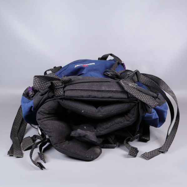 Ryggsäcken placerad liggande med tydlig bottenkonstruktion