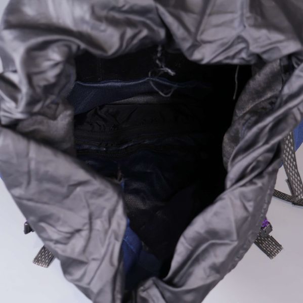 Insidan av ryggsäcken med stort och öppet huvudfack