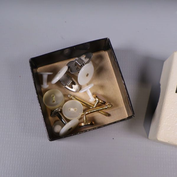 Manschettknappar och skjortknappar i ask