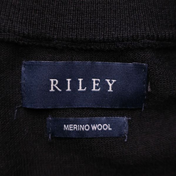 Etikett från Riley med texten merino wool