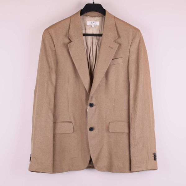 Beige linnékavaj framifrån på galge