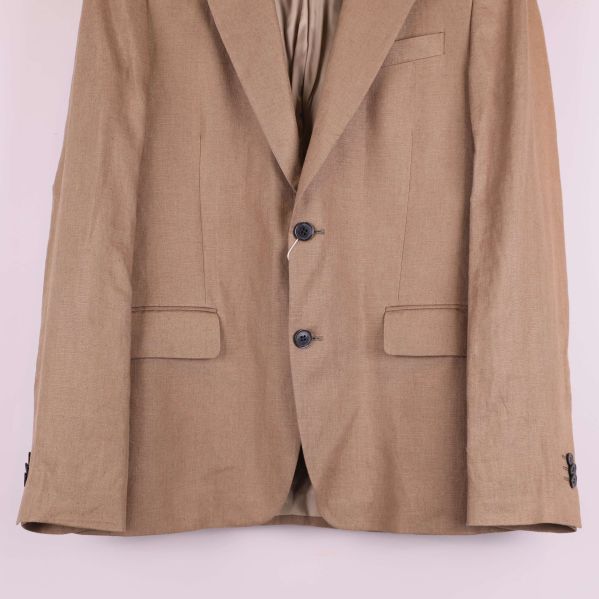 Fickor och nederdel fram på beige kavaj