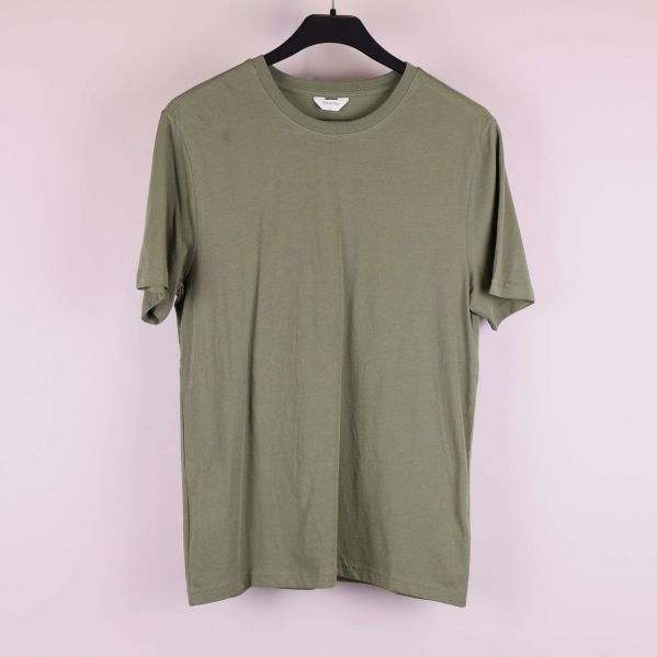 Olivgrön t-shirt med kort ärm sett framifrån på galge