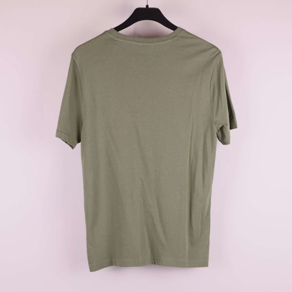 Olivgrön t-shirt med kort ärm sedd bakifrån på galge