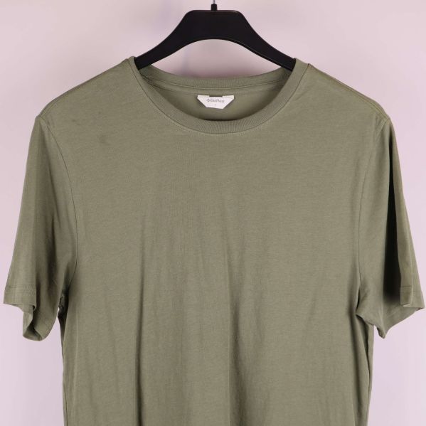 Detaljbild på framstycke och vänster axel av t-shirt