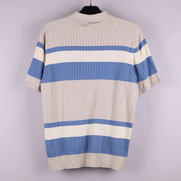 Baksidan av randig stickad pikétröja i beige, blått och vitt