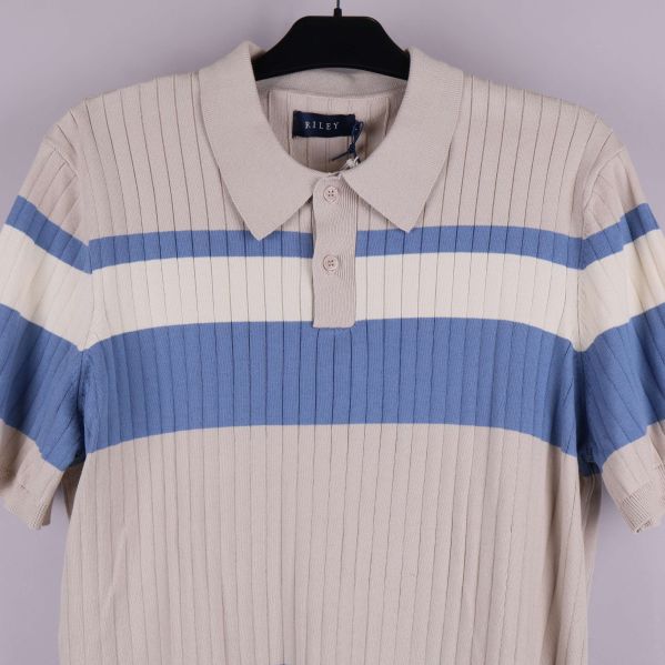 Närbild på krage och knappar på stickad randig pikétröja