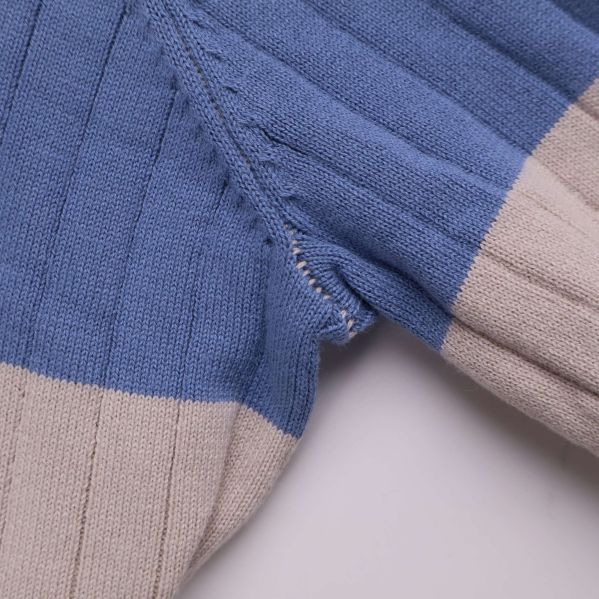 Närbild söm vid armhåla på randig tröja