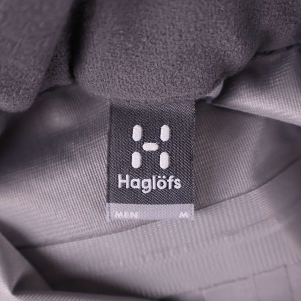 Närbild på Haglöfs logotyp och storleksetikett