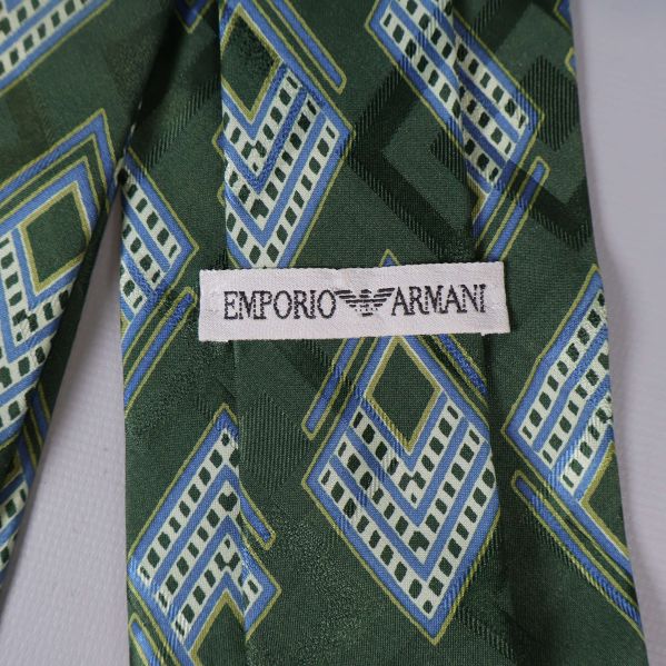 Närbild på Emporio Armani etikett