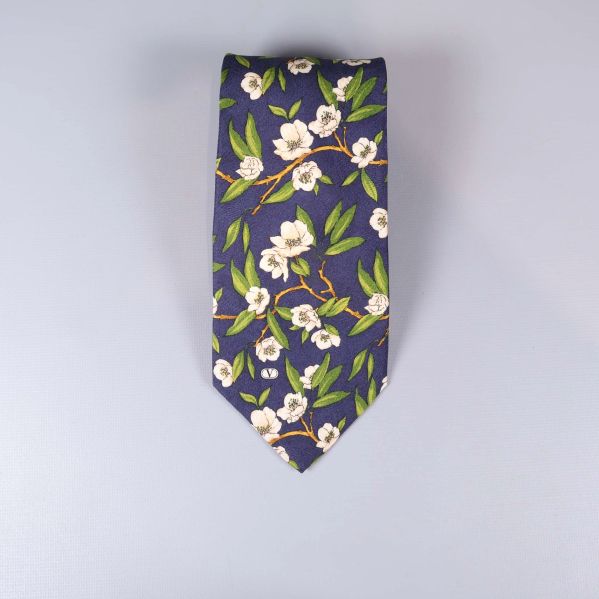 Framsidan av slips med blommigt mönster