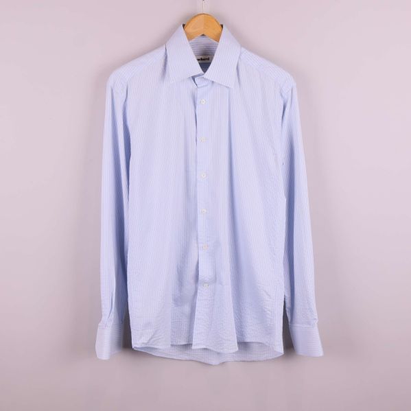Ljusblå skjorta med vita ränder 