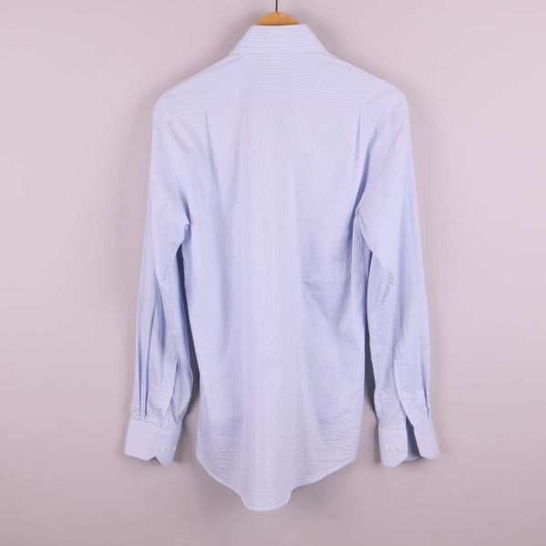 Baksidan av ljusblå skjorta med diskreta ränder