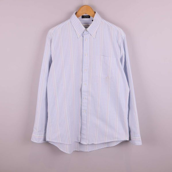 Framsida av ljusblå- och vitrandig skjorta på galge