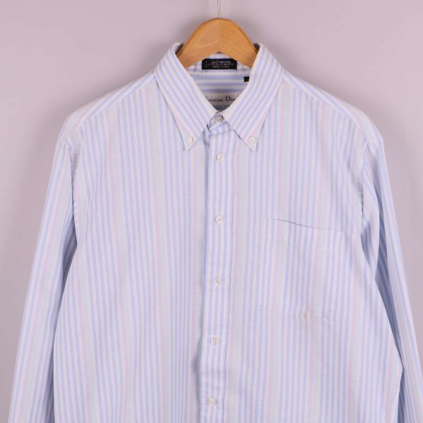 Närbild av skjortans framsida med botton down krage