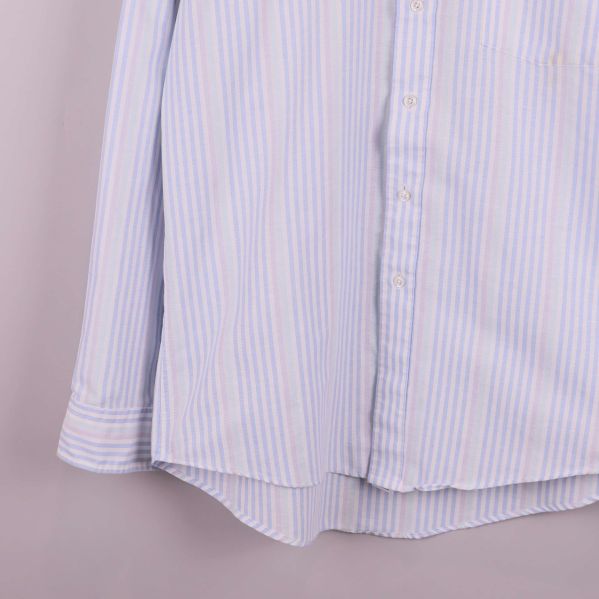 Närbild på skjortans nedre framsida och fåll