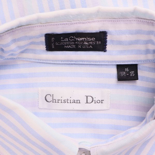 Närbild på innerkrage med Christian Dior och materialetikett