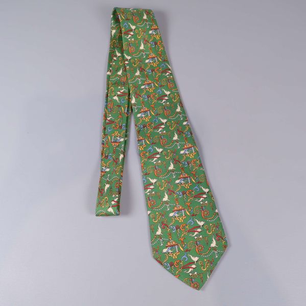 Slips med grönt bakgrund och färgglada motiv utlagd i full längd