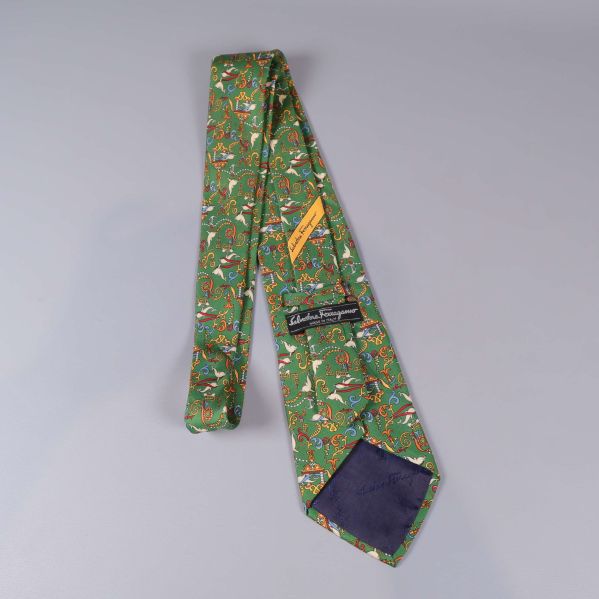 Baksidan av slips med synliga etiketter och kontrastfoder