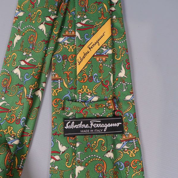 Närbild på etiketter Salvatore Ferragamo på slipsens baksida