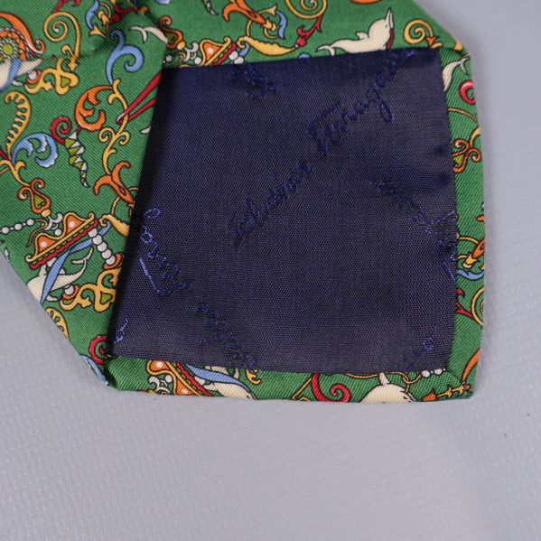 Mörkblått foder med broderad logotyp på slipsens baksida