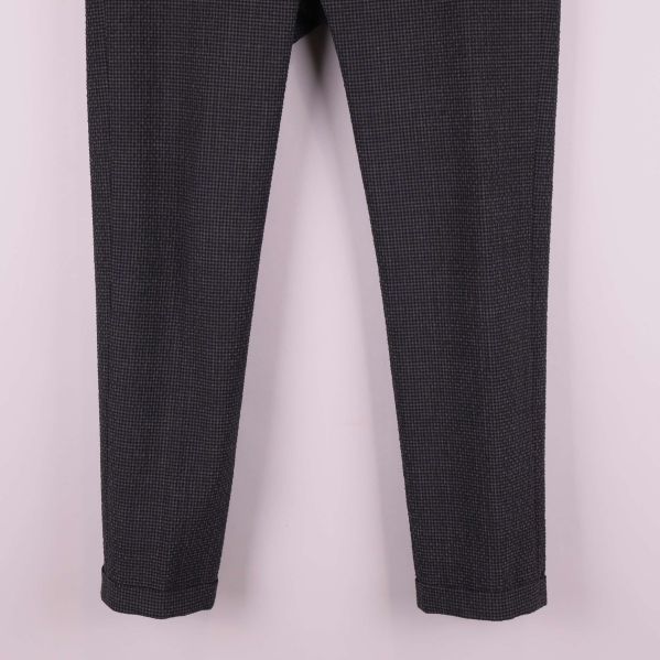 Närbild på byxbenets nederkant och rutmönster