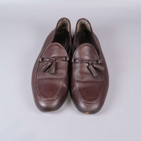 Bruna loafers med tofsar fotade framifrån ovanifrån