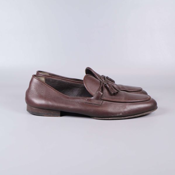 Bruna loafers i profil som visar låg klack