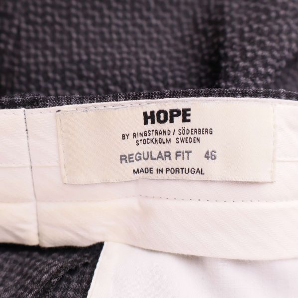 Närbild på midjelapp med HOPE och storlek 46