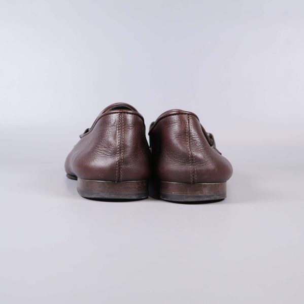 Bakre vy av två bruna loafers i läder